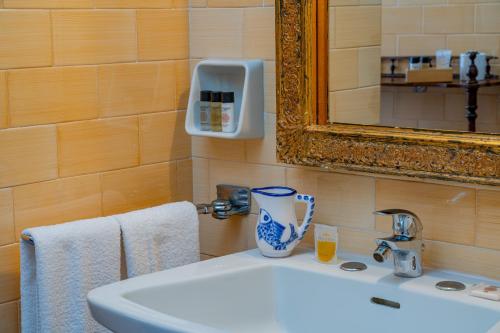 费尔蒂利亚Villa Arrecifes的浴室设有白色水槽和镜子