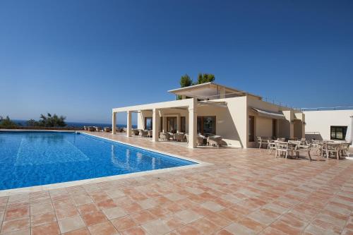 阿洛尼索斯古镇奥尼斯海滩简易别墅套房酒店的一座带游泳池和房子的别墅