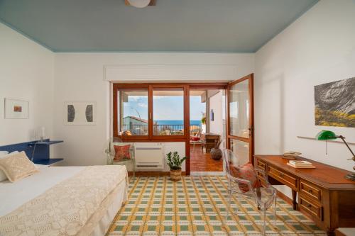 费尔蒂利亚Villa Arrecifes的一间卧室配有一张床、一张书桌和一个窗户。