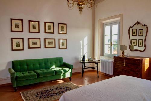 拉里Castellinaria的一张绿色沙发,位于带床的房间