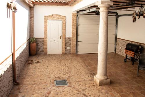 奥萨德蒙铁尔Casa Rural Los Eneares的一个空车库,有白色的门和柱子