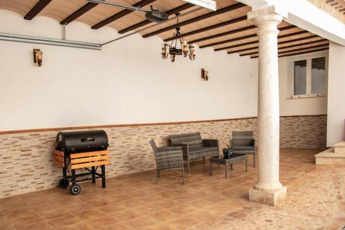 奥萨德蒙铁尔Casa Rural Los Eneares的一个带桌椅和烧烤架的庭院