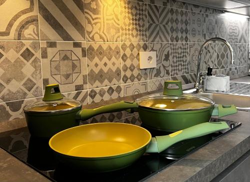 罗韦雷托Ca’ dei Cigni的厨房在柜台上配有两个锅碗瓢盆