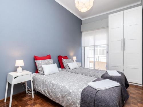 法鲁阿齐索尔法鲁阳光公寓的一间卧室设有一张大床和一个窗户。