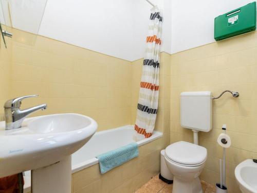 法鲁阿齐索尔法鲁阳光公寓的浴室配有盥洗盆、卫生间和浴缸。