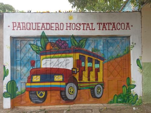 比利亚维哈Hostel Tatacoa的建筑物一侧的公共汽车画