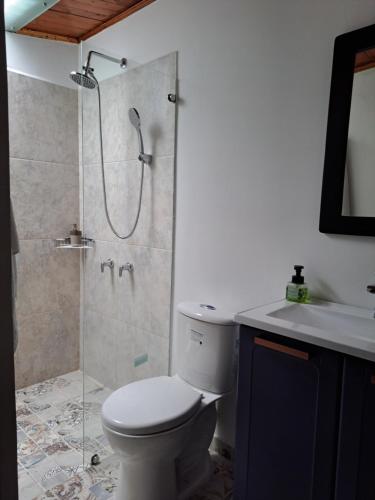 金巴亚Casa de Campo Las Partidas的带淋浴、卫生间和盥洗盆的浴室
