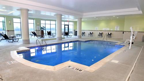 欧文斯伯勒Holiday Inn Owensboro Riverfront, an IHG Hotel的酒店大堂的大型游泳池