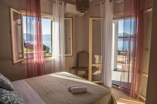 PisaëtósVilla Odysseus的一间卧室设有一张床和一个大窗户