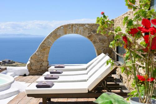 法纳里Villa Fos的甲板上的白色长凳,享有海景