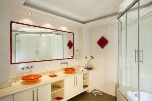 基多Ikala Quito Hotel的一间带两个盥洗盆和大镜子的浴室