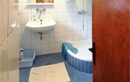 奥利布岛Cozy Home In Olib With Kitchen的浴室配有盥洗盆、浴缸和盥洗盆
