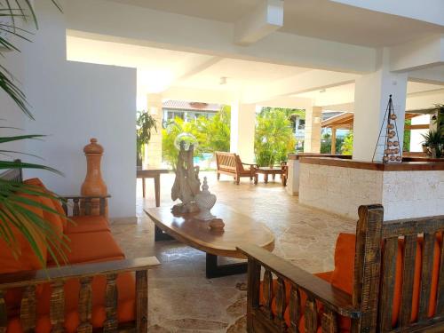 巴亚希贝Residencial Paraiso Bayahibe的客厅配有沙发和桌子
