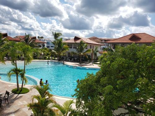巴亚希贝Residencial Paraiso Bayahibe的棕榈树度假村内的大型游泳池