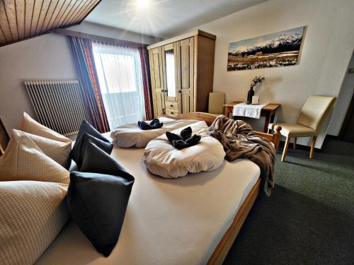 弗林肯贝格勒本斯科勒克拉芬霍夫公寓酒店的酒店客房,设有两张床和一张沙发