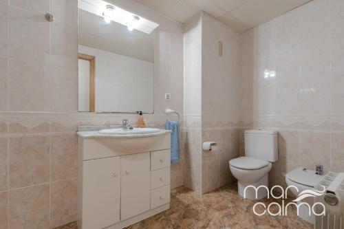 托里代巴拉Casa Bernat by MarCalma的一间带水槽、卫生间和镜子的浴室