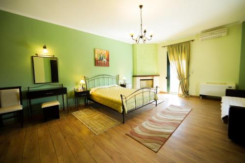 卡斯托里亚Hotel Agnanti Unique Hospitality的一间卧室配有一张床、一张桌子和一面镜子