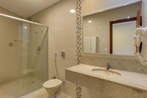 阿瓜斯迪林多亚弗雷迪酒店的浴室配有卫生间、盥洗盆和淋浴。