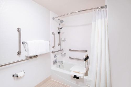 萨凡纳萨凡纳市中心万怡酒店的带淋浴和卫生间的浴室
