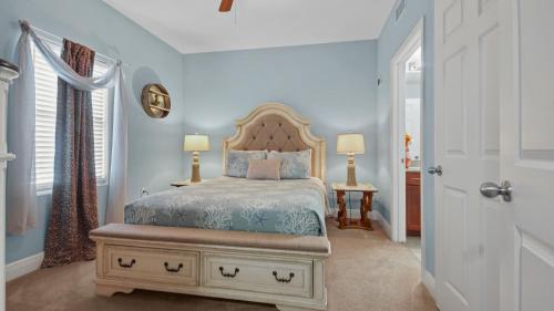 巴拿马城海滩Laketown Wharf #113 by Nautical Properties的一间卧室配有一张带木制床头板的床