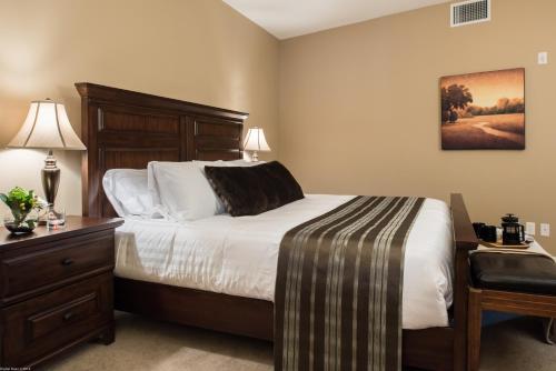 弗农天鹅湖城堡酒店的一间卧室配有一张大床、一个梳妆台和一张西德西德床。