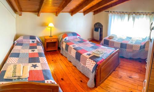 托尔胡因Cabañas Posada de las Flores的一间卧室,配有两张床