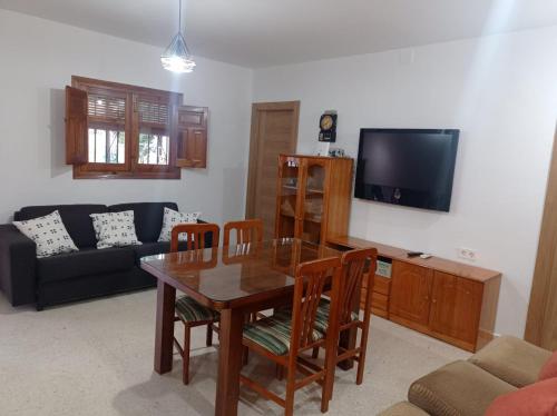 BelicenaVilla Loma的客厅配有桌椅和电视。