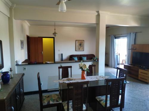 萨夸雷马Apartamento charmoso的用餐室以及带桌椅的起居室。