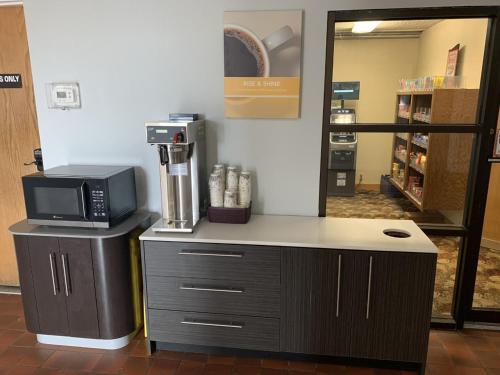 林垦Motel 6-Lincoln, NE - Airport的配有咖啡壶和微波炉的柜台