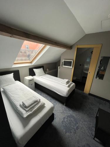 霍恩奥斯特雷兰德酒店的酒店客房设有两张床和窗户。