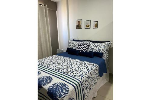 莫索罗Lindo apartamento, ao lado do Shopping Partage Nova Betânia Ed WHB的一间卧室配有蓝色和白色床单