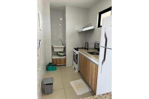 莫索罗Lindo apartamento, ao lado do Shopping Partage Nova Betânia Ed WHB的一间带水槽和冰箱的小厨房