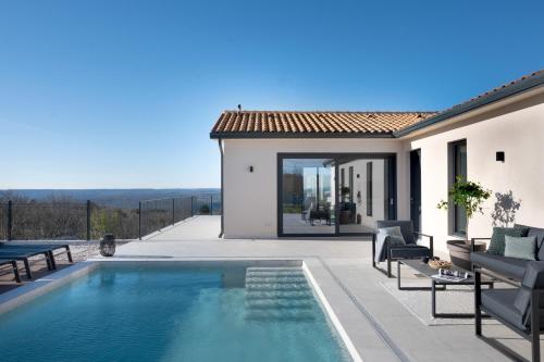 拉宾Villa TonKa with jacuzzi sauna and private pool的一座房子后院的游泳池