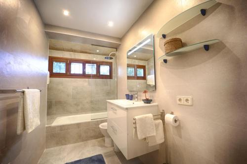松塞尔韦拉Chalet Tres Mares, Cala Millor的浴室配有盥洗盆、卫生间和浴缸。