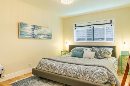 米尔谷Downtown Mill Valley 2 bedroom Stylish Home with Yard Best San Francisco Bay Area的一间卧室设有一张床和一个窗口
