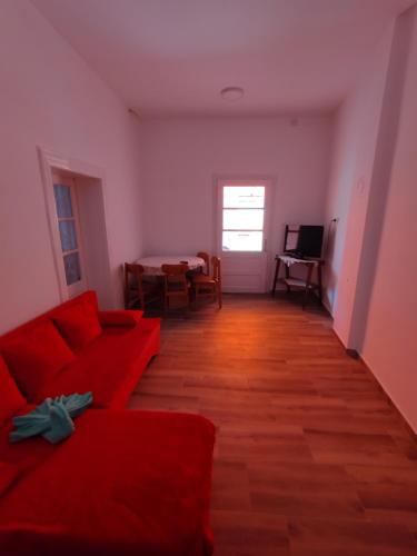 贝拉茨尔克瓦T.I.M.的客厅配有红色的沙发和桌子