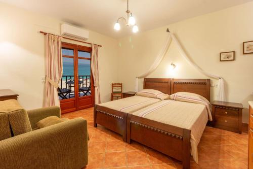 阿吉奥斯伊欧尼斯Pelagos Hotel的卧室配有床、椅子和窗户。