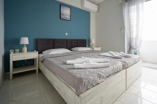 马斯蒂查里Amvrosia Apartments的一间卧室配有一张大床,上面有白色毛巾