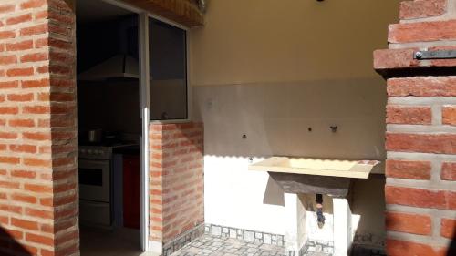 圣萨尔瓦多德朱La Glorieta -Casas de descanso的厨房设有砖墙内的石台