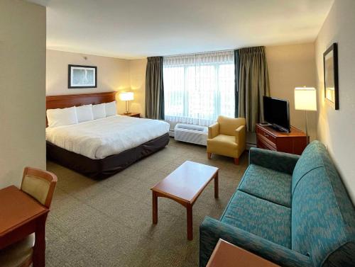 伯灵顿Smart Suites, Ascend Hotel Collection的酒店客房,配有床和沙发