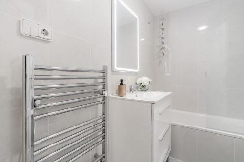 莫莱拉Apartamento mediterráneo en el alma de Moraira的白色的浴室设有水槽和浴缸。