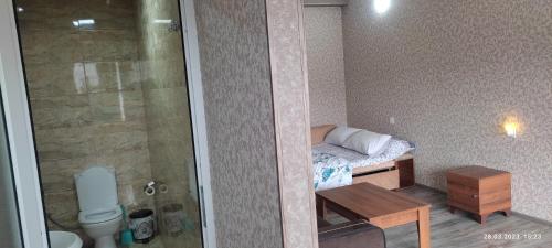 库萨雷Motel的小型浴室设有一张小床和淋浴。