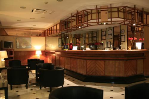 卡莱塔德贝莱斯阿尔帕莱索酒店的餐厅内的酒吧,带黑椅子