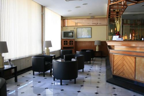 卡莱塔德贝莱斯阿尔帕莱索酒店的酒吧,有一堆椅子和柜台