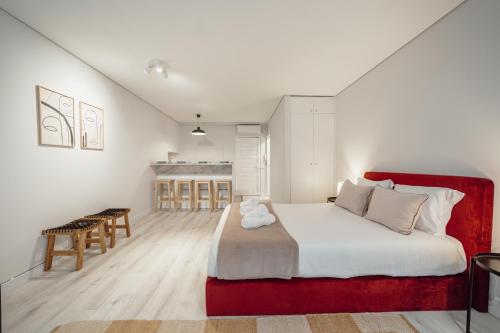 波尔图OPORTO GUEST Downtown flats的一间卧室配有一张大床和红色床头板