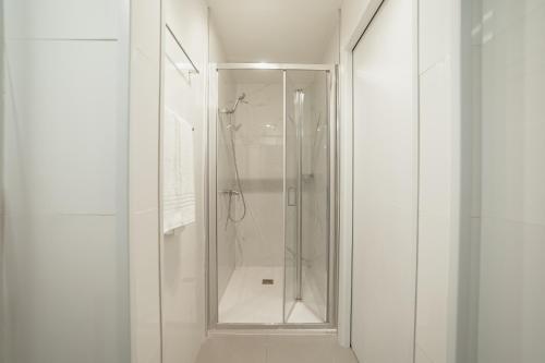 波尔图OPORTO GUEST Downtown flats的浴室里设有玻璃门淋浴