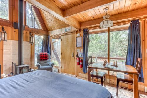 韦尔奇Chalet Shangri-La的小木屋内的卧室,配有一张床和一张书桌