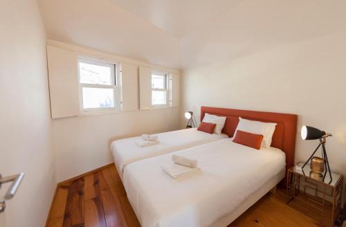 波尔图杜罗美景城市休闲公寓的卧室配有一张大白色床和窗户