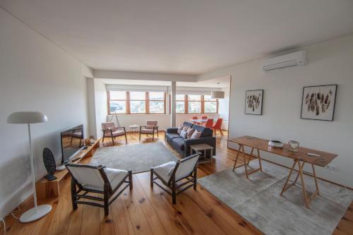 波尔图杜罗美景城市休闲公寓的客厅配有沙发和桌子