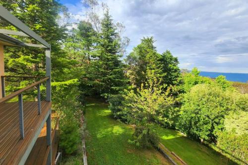 肯图巴Narrow Neck Views - Peaceful 4 Bedroom Home with Stunning Views!的享有后院的树和草地美景